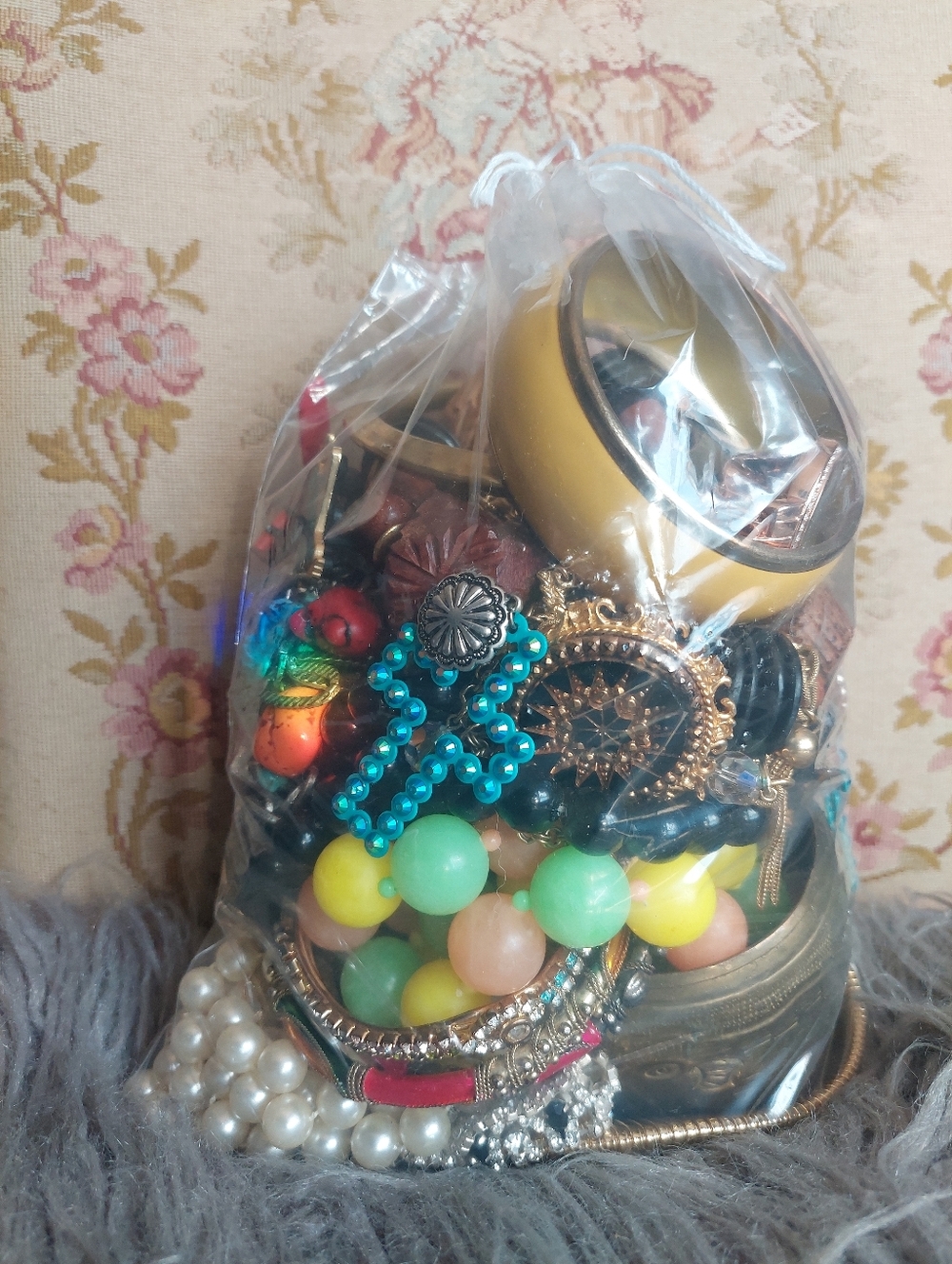 Mystery jewelry Bag lot (Not in jar) 95% Vintage items & wearable